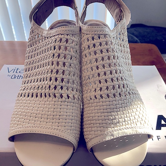 Sonoma White Heels - Picture 2 of 11